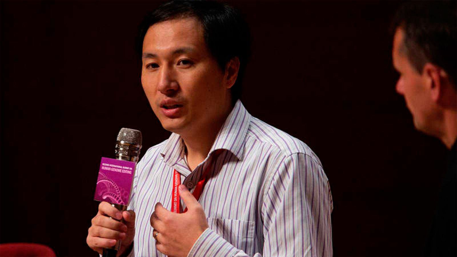 El científico chino que aseguró esta semana haber creado a los primeros bebés modificados genéticamente del mundo ha anunciado la paralización de sus ensayos clínicos tras la polémica desatada por su anuncio en la comunidad científica internacional.