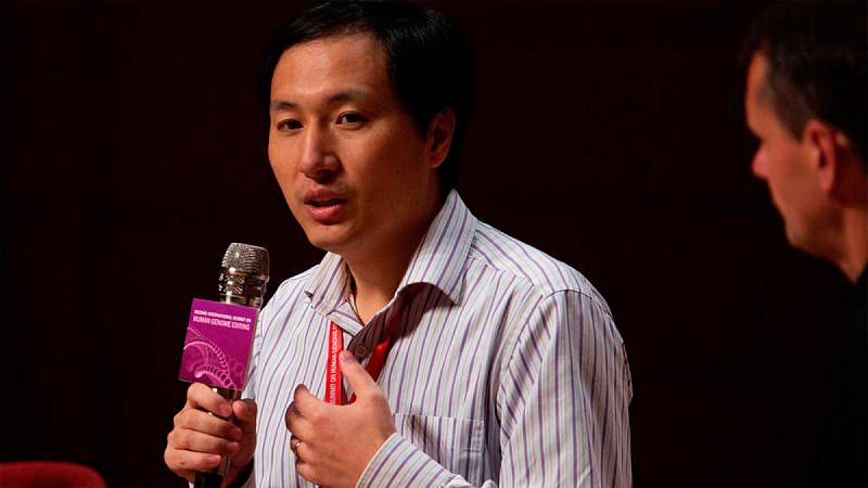 El científico chino que aseguró esta semana haber creado a los primeros bebés modificados genéticamente del mundo ha anunciado la paralización de sus ensayos clínicos tras la polémica desatada por su anuncio en la comunidad científica internacional. 