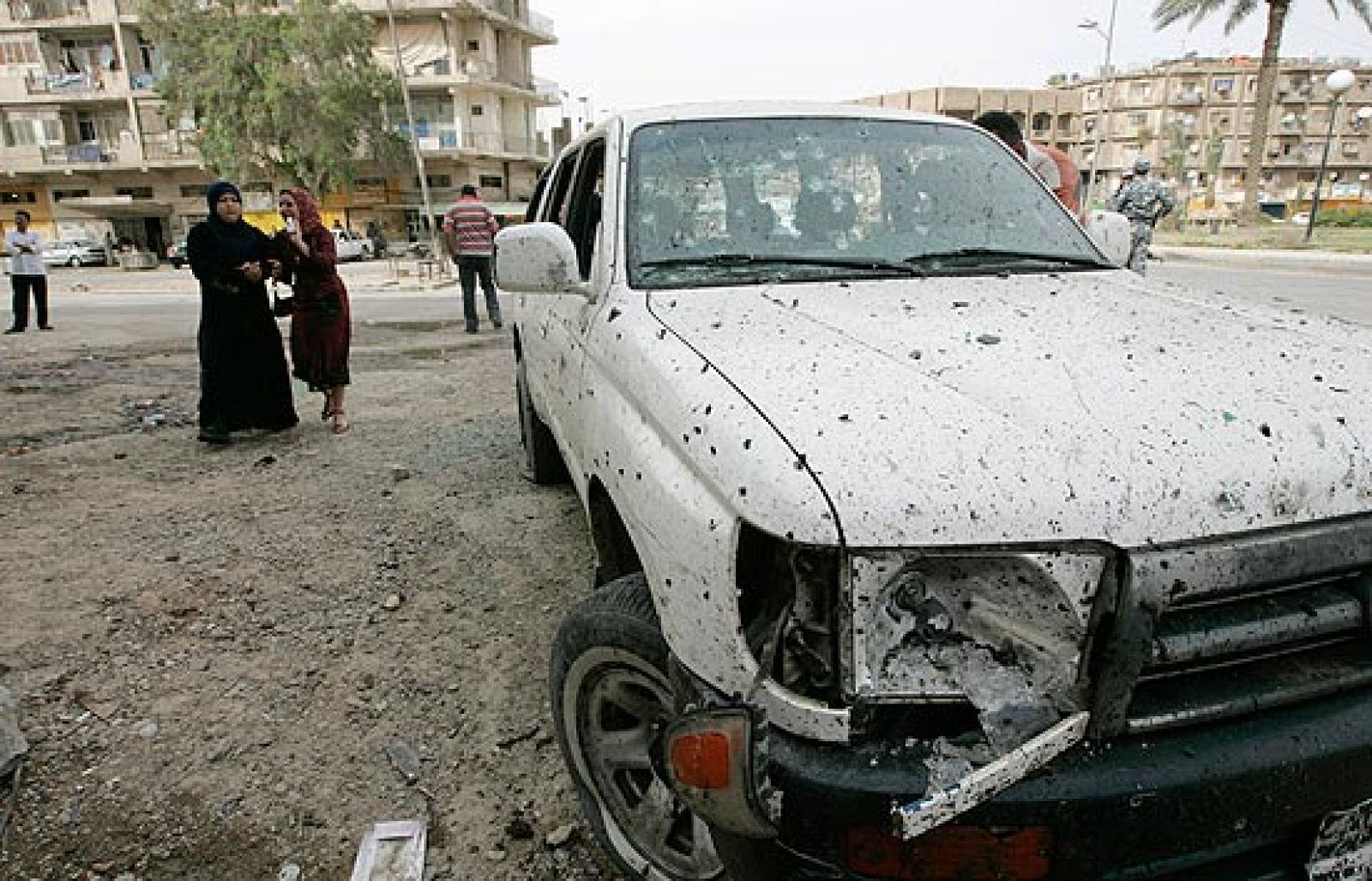 Al menos 73 personas han muerto en un doble atentado suicida sucedido en Baquba y Bagdad.