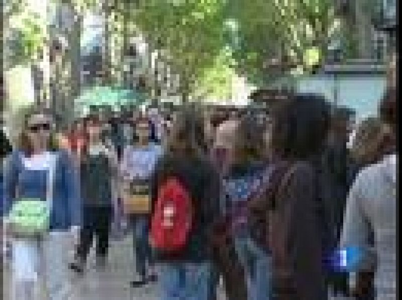 Las Ramblas de Barcelona se llenan de ciudadanos con una rosa y un libro por el día del de Sant Jordi. 