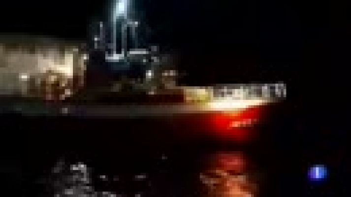 Telediario 1 - El pesquero que rescató a 12 migrantes hace una semana sigue en aguas libias sin saber dónde podrá desembarcarlos