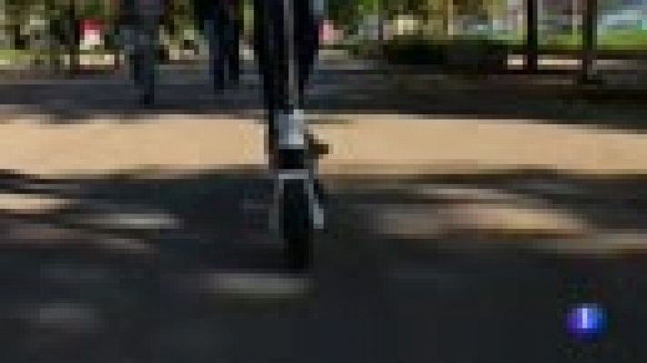 Telediario 1 - Tráfico estudia prohibir que los patinetes circulen por la acera y limitar su velocidad a 25 km/hora