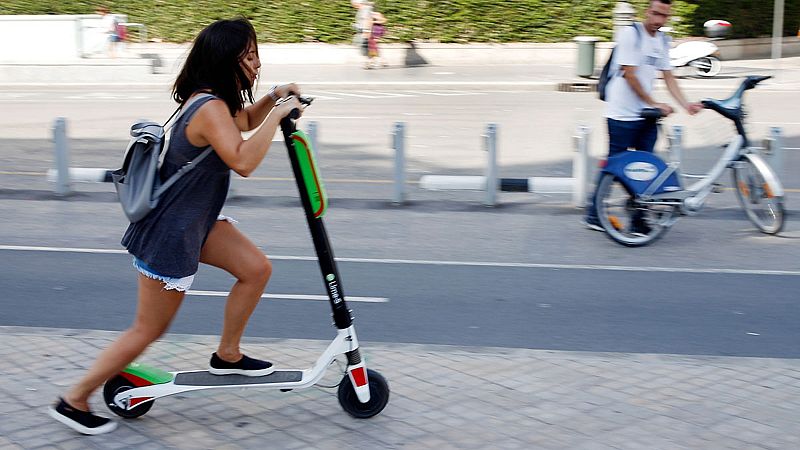 Tráfico estudia prohibir que los patinetes circulen por la acera y limitar su velocidad a 25 km/hora