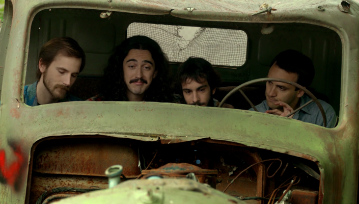 Carlos, Josete y Luis en el camión abandonado