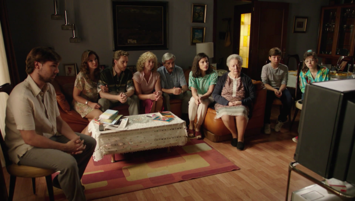 Cuéntame cómo pasó - La familia Alcántara ve el vídeo de Carlos