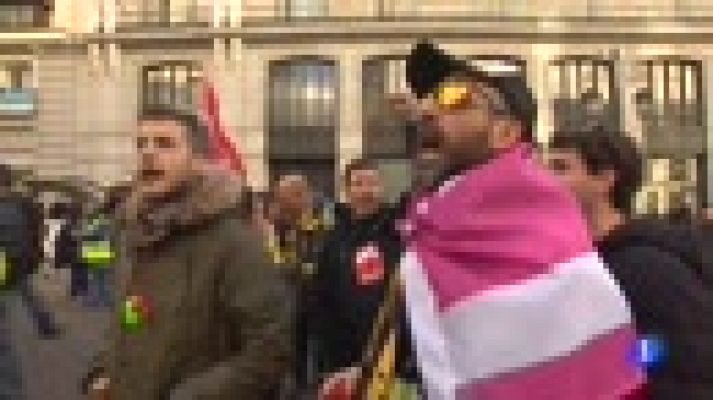 Telediario 1 - La huelga en Correos tuvo un seguimiento de una 80% según CC.OO.