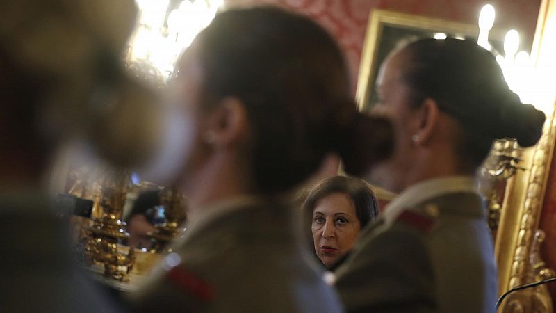 La ministra de Defensa ha presentado el calendario del Ejército de Tierra que rinde homenaje a la labor de las mujeres soldado