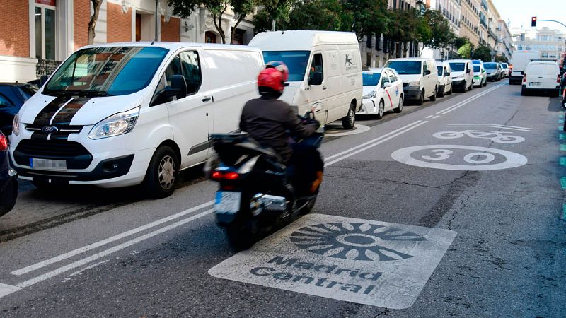 La puesta en marcha de Madrid Central, el área de restricción de tráfico más grande de todas las capitales europeas, ha suscitado distintas opiniones, positivas y negativas. Abarca 472 hectáreas, casi cinco kilómetros cuadrados.Entre los conductores,