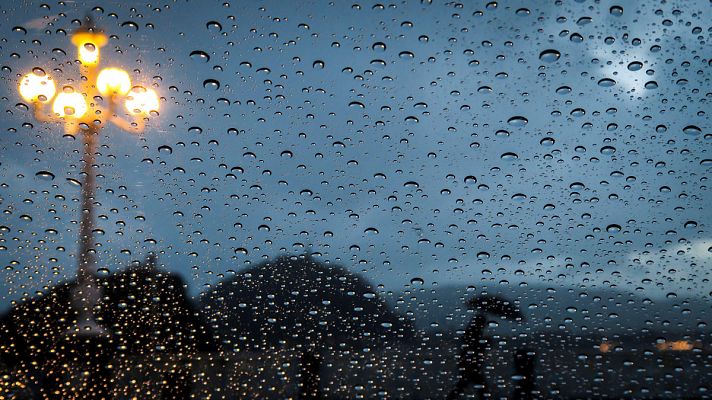 Cielo nuboso en el tercio norte con viento fuerte en el litoral de Galicia