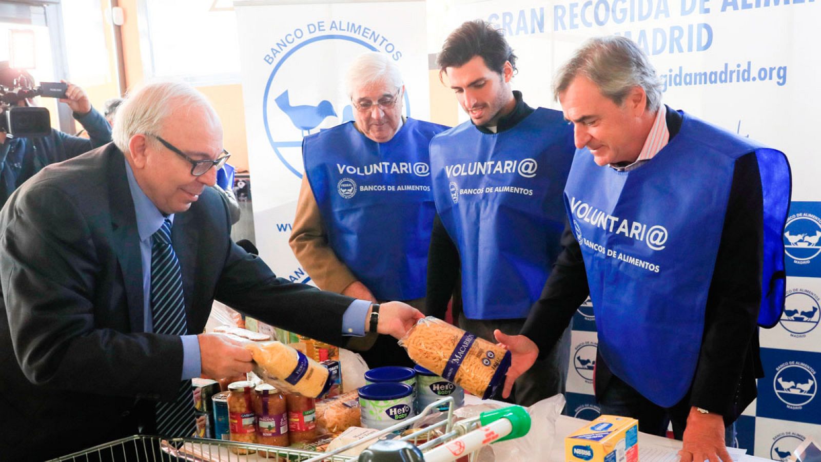 Telediario 1: Se celebra la sexta gran recogida del Banco de Alimentos | RTVE Play