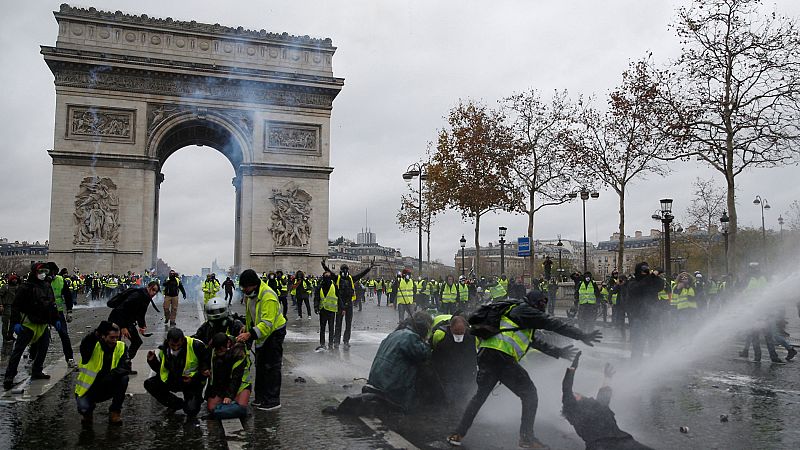 Los enfrentamientos con los antidisturbios marcan la nueva jornada de protestas de los 'chalecos amarillos' en París