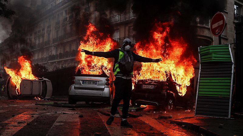 Los graves disturbios en París dejan más de cien heridos y cientos de detenidos