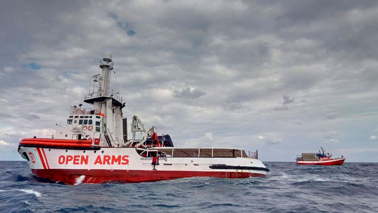 Sin programa: El pesquero con 11 inmigrantes a bordo regresa a España  | RTVE Play