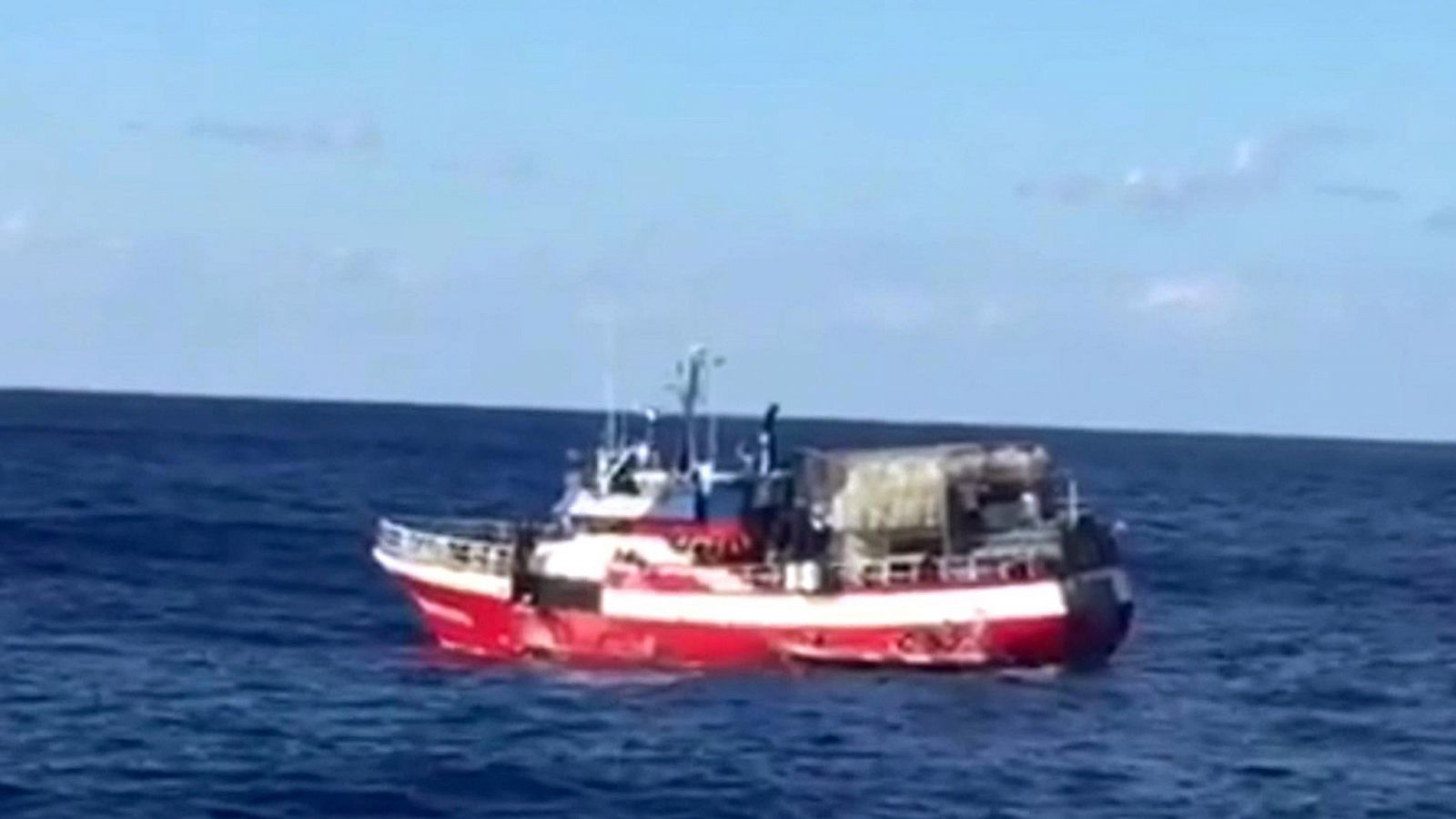 Telediario 1: Desembarcan en Malta los 11 inmigrantes rescatados por el pesquero español Nuestra Madre Loreto | RTVE Play