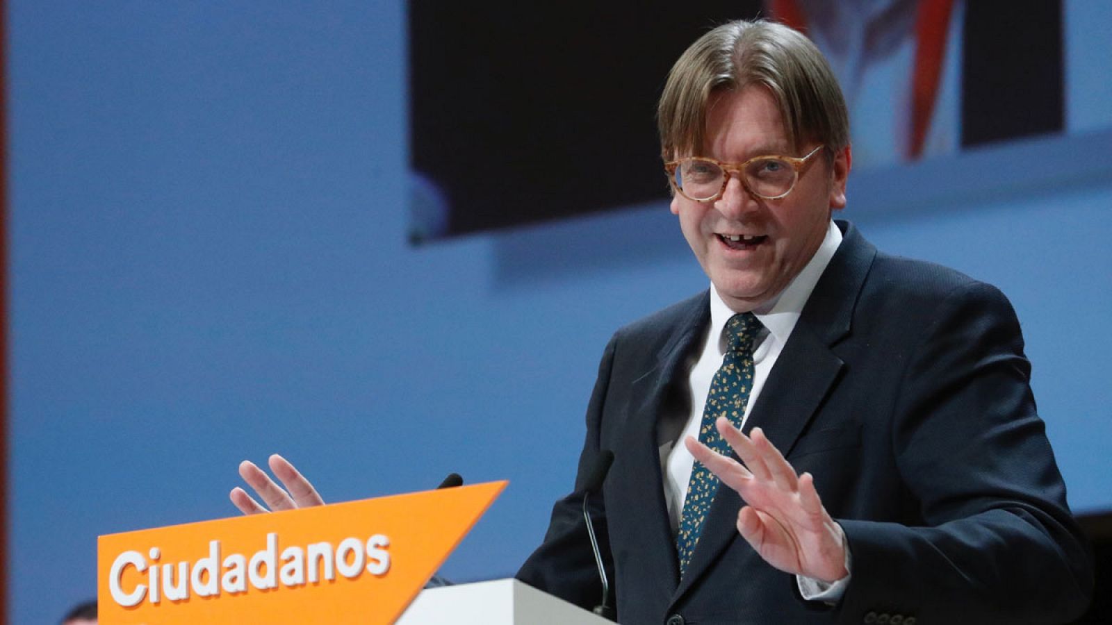 Telediario 1: Guy Verhofstat, líder liberal europeo, advierte a Ciudadanos: "El éxito de la extrema derecha nos debe preocupar a todos" | RTVE Play