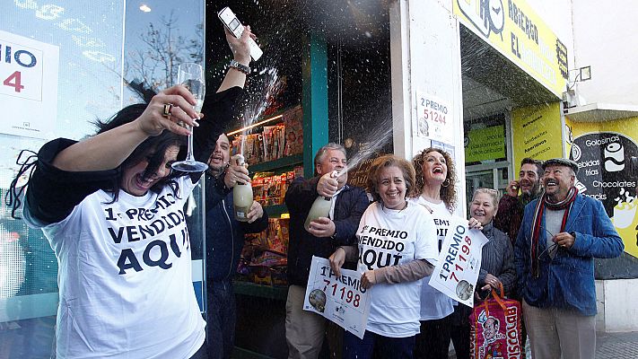 Telediario 1 - Cómo compartir lotería de Navidad: no sirve mandar la foto del décimo por WhatsApp