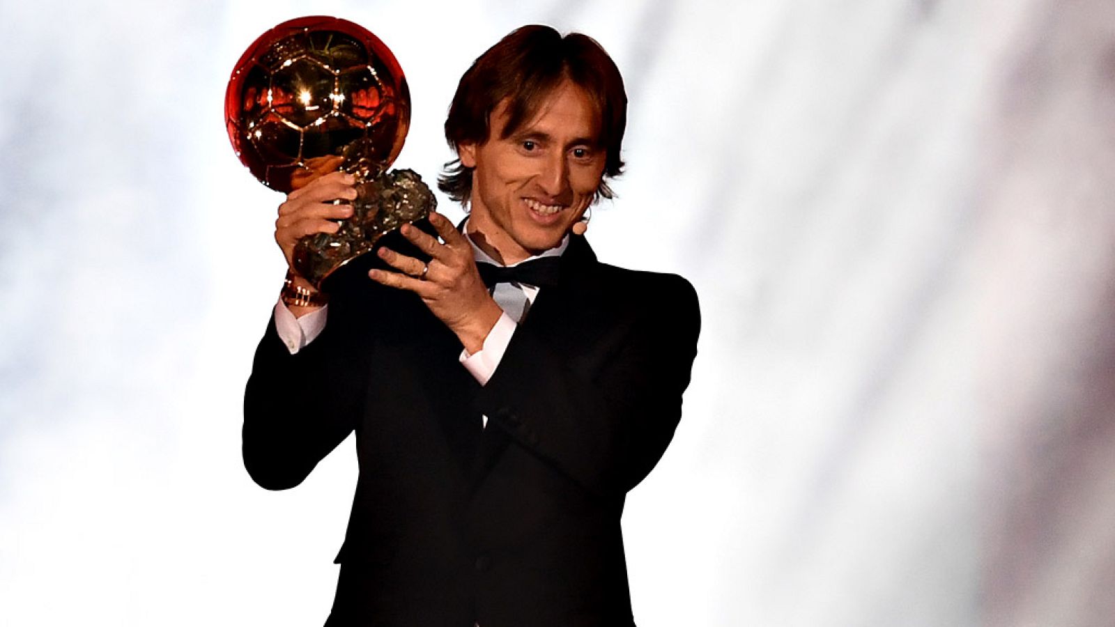 El croata del Real Madrid Luka Modric ganó este lunes el Balón de Oro 2018 y puso fin a una serie de diez títulos consecutivos conseguidos, a partes iguales, por el argentino del Barcelona Leo Messi y por el portugués Cristiano Ronaldo, que abandonó