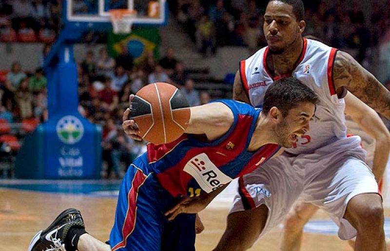 Los vitorianos se aseguran el liderato y el factor cancha con su victoria ante el Barça (83-79).