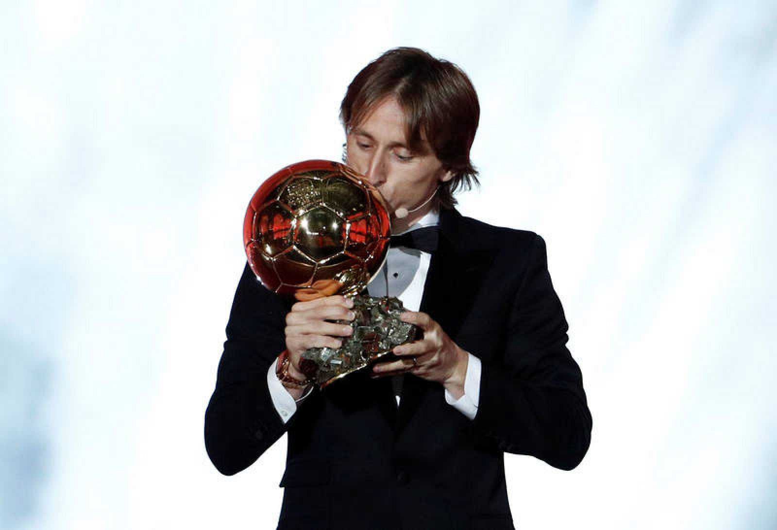 'Balón de Oro' para Modric y polémica en la entrega del premio femenino - RTVE.es | Ver