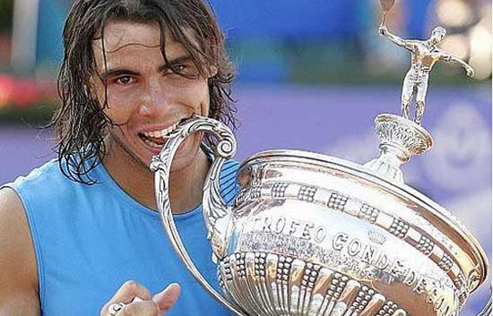 Algunos de los tenistas que han ganado el Conde de Godó han tenido problemas para levantar el trofeo. El problema es su peso, trece kilógramos.