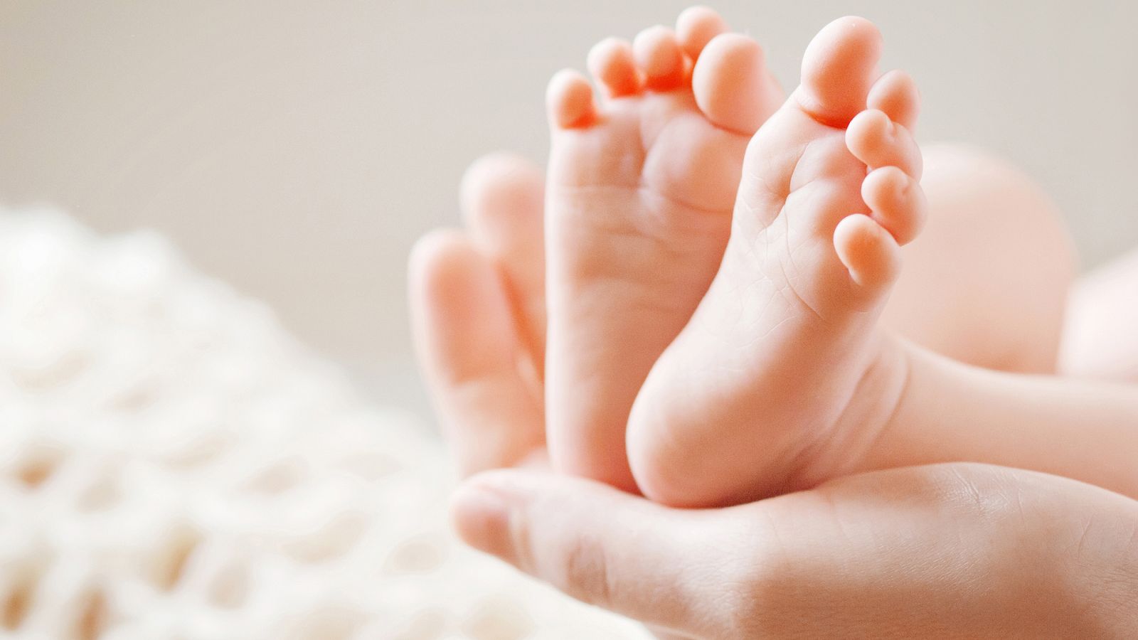 Telediario 1: Nace el primer bebé de un útero trasplantado a partir de una donante fallecida | RTVE Play