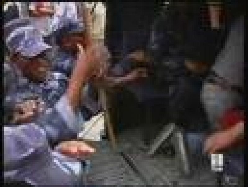 La policia de Nepal carga contra los manifestantes tibetanos.