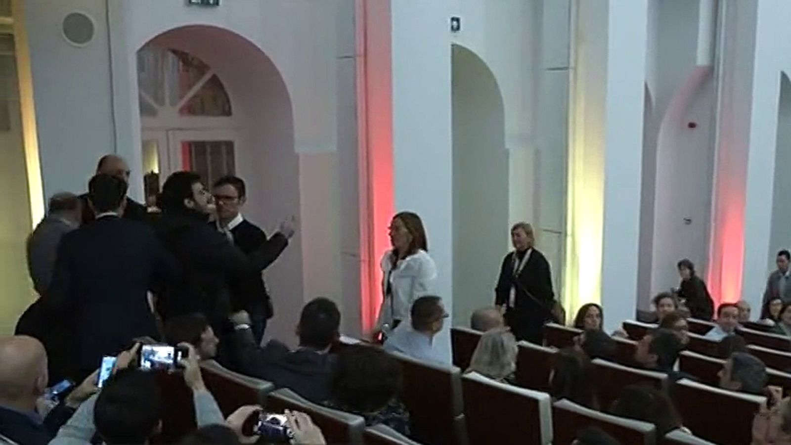 Independentistas interrumpen un discurso de Borrell y tratan de boicotear un acto de Cs por el aniversario de la Constitución