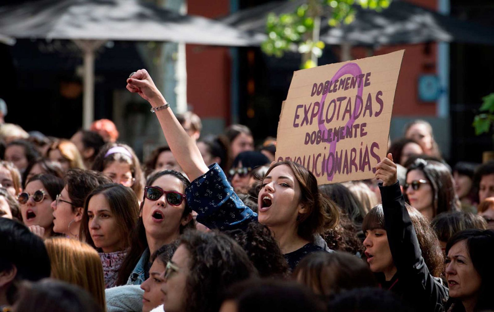 "No es abuso, es violación" es el grito de cientos de personas en contra de la sentencia de 'La Manada' - RTVE.es