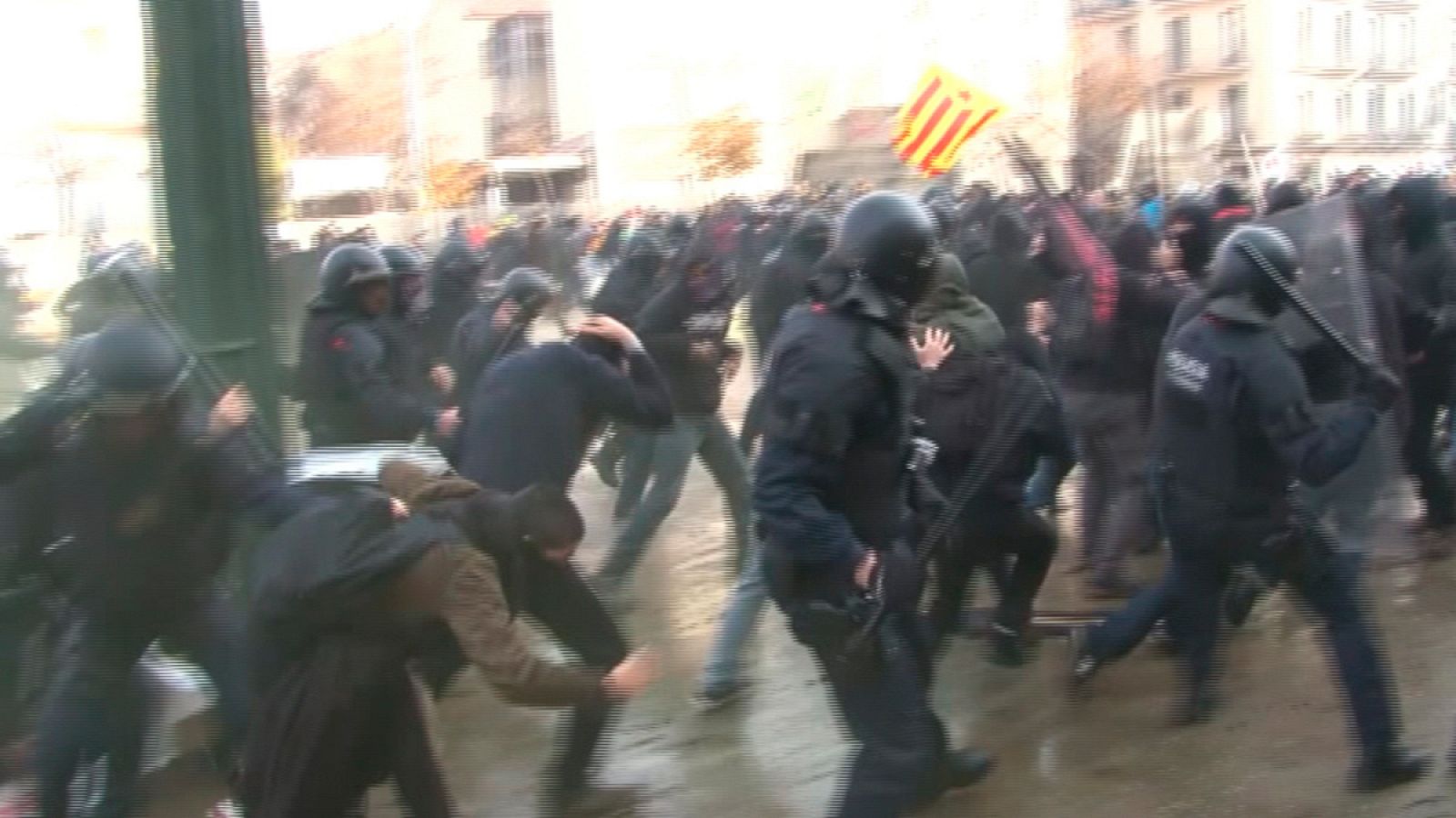 Informativo 24h: Un detenido y seis mossos heridos en la protesta contra un acto conmemorativo de la Constitución en Girona | RTVE Play