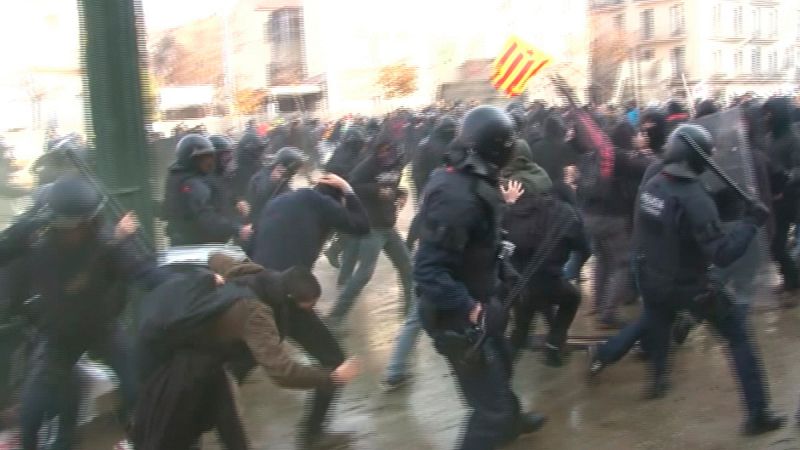 Un detenido y seis mossos heridos en la protesta contra un acto conmemorativo de la Constitución en Girona
