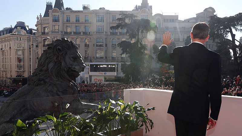 Cientos de personas se acercan al Congreso para celebrar el 40 aniversario de la Constitución