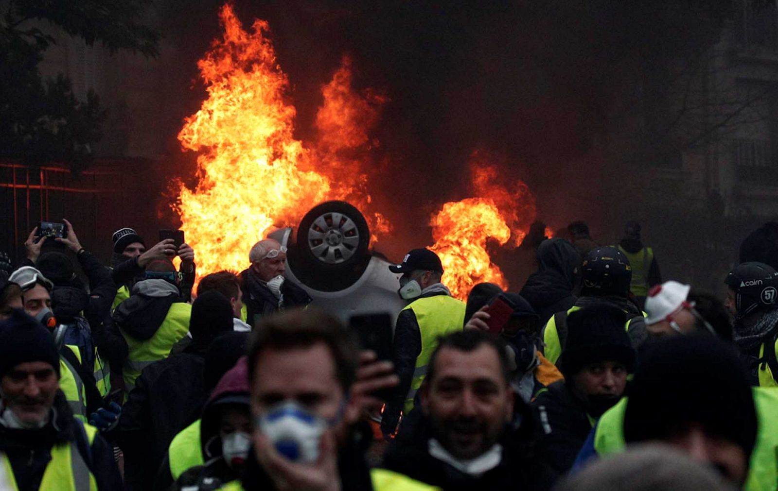 Los 'chalecos amarillos' continúan con las protestas a pesar de las últimas concesiones de Macron