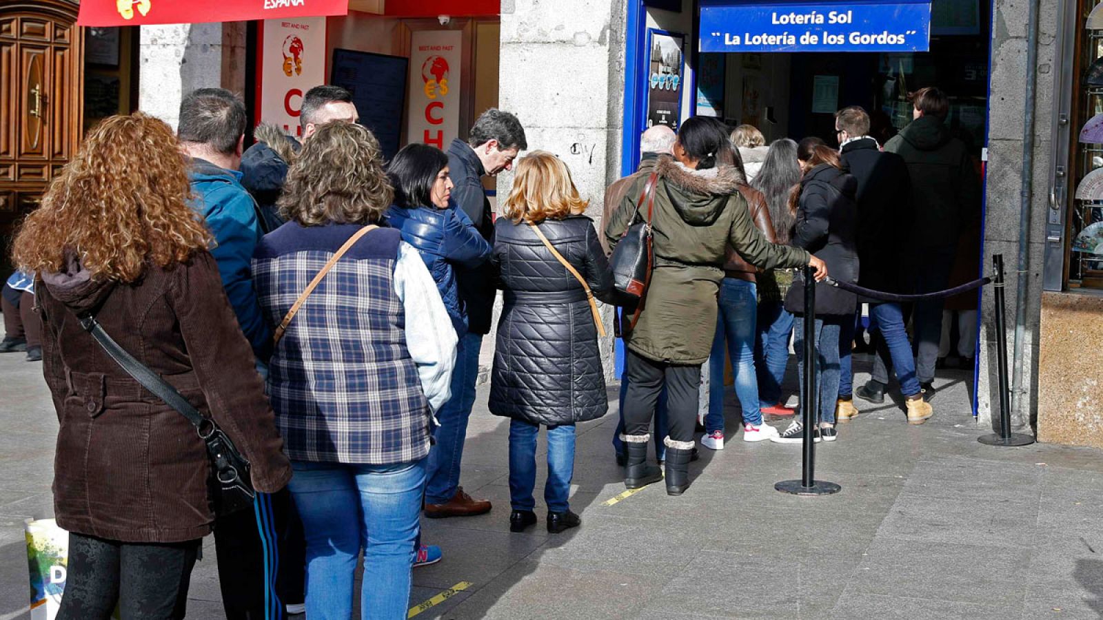 Comprar loteria, un clásico del turismo en el puente de la Constitución