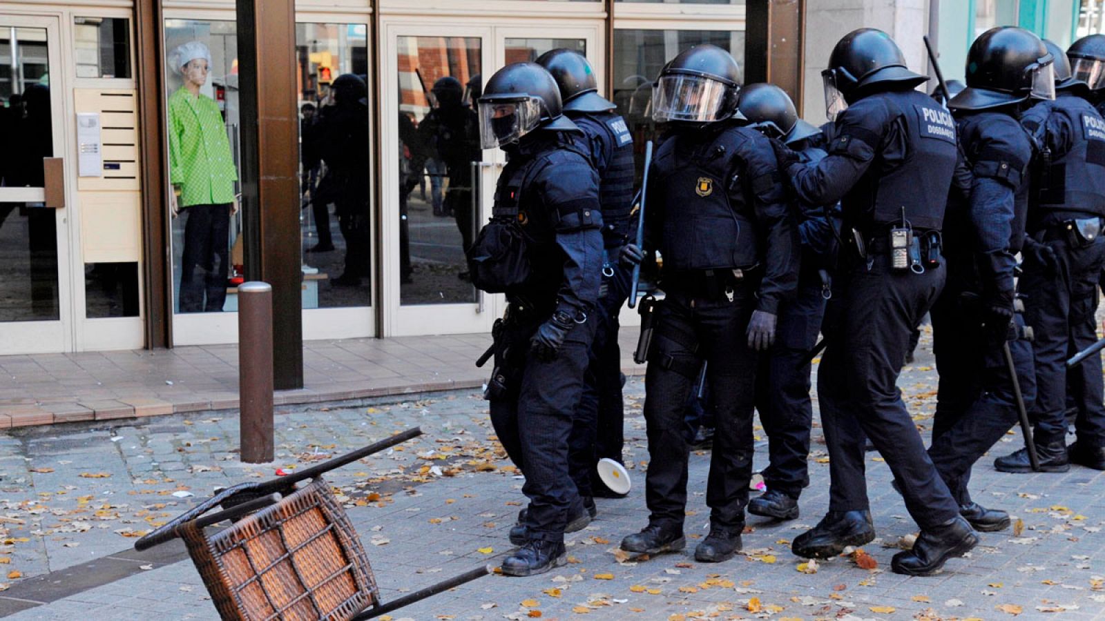 Telediario 1: Un detenido y once mossos heridos durante los incidentes | RTVE Play