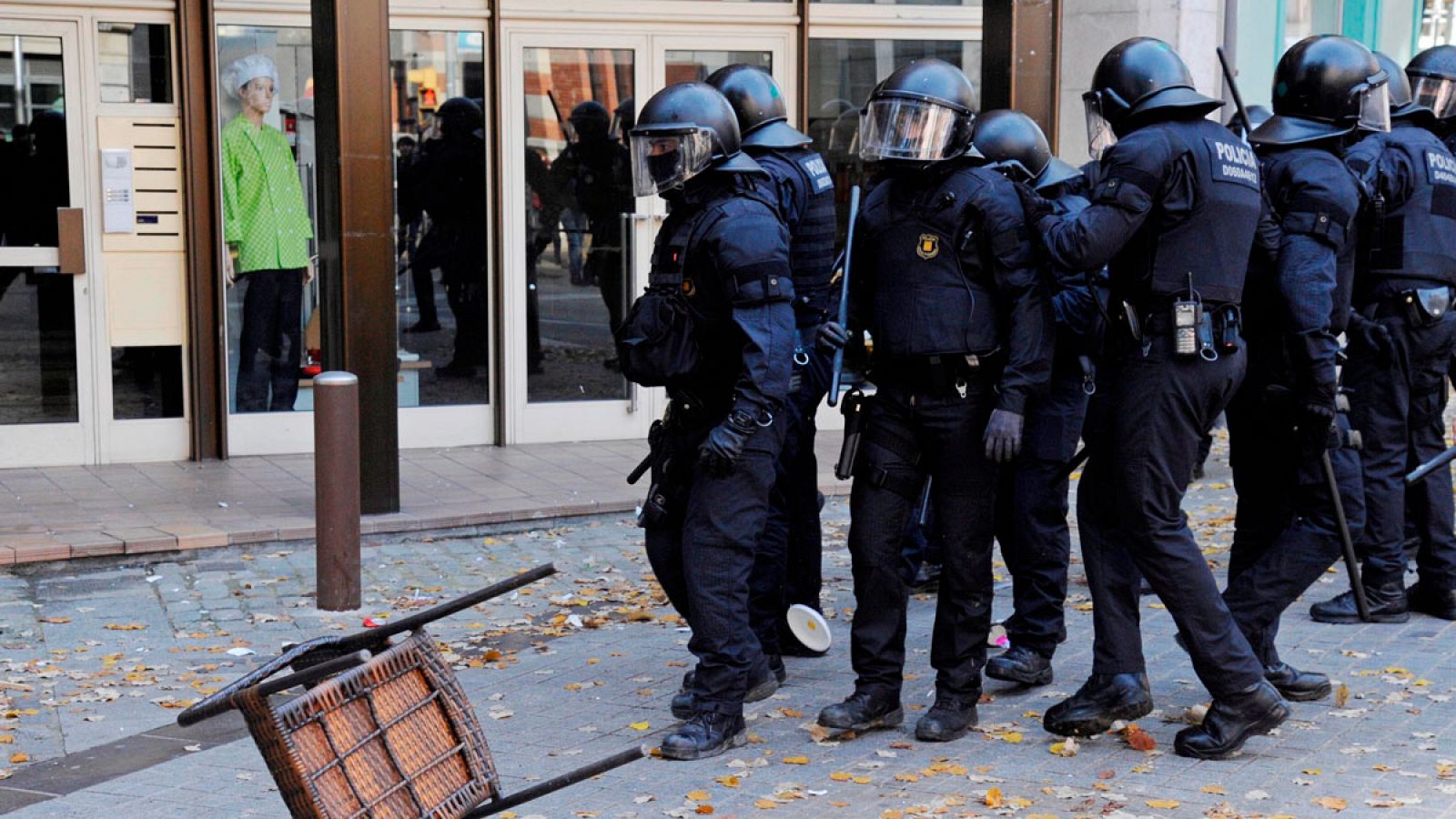 Un detenido y once mossos heridos durante los incidentes contra un acto conmemorativo de la ConstituciUn detenido y once mossos heridos durante los incidentes contra un acto conmemorativo de la Constitución