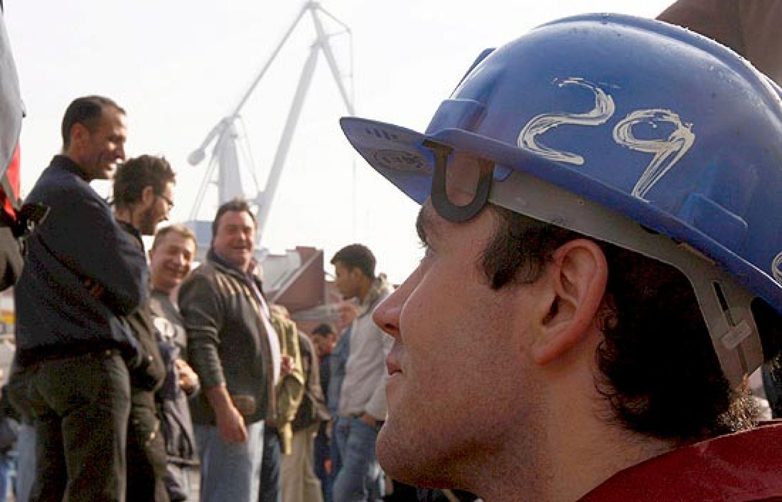 Sindicatos y dirección de La Naval han pactado que los astilleros contratarán a los trabajadores extranjeros en las mismas condiciones que los nacionales: con los salarios del convenio del metal y no de los de sus países de origen.