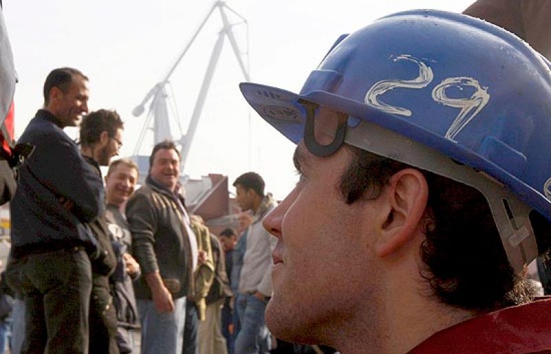 Sindicatos y dirección de La Naval han pactado que los astilleros contratarán a los trabajadores extranjeros en las mismas condiciones que los nacionales: con los salarios del convenio del metal y no de los de sus países de origen.