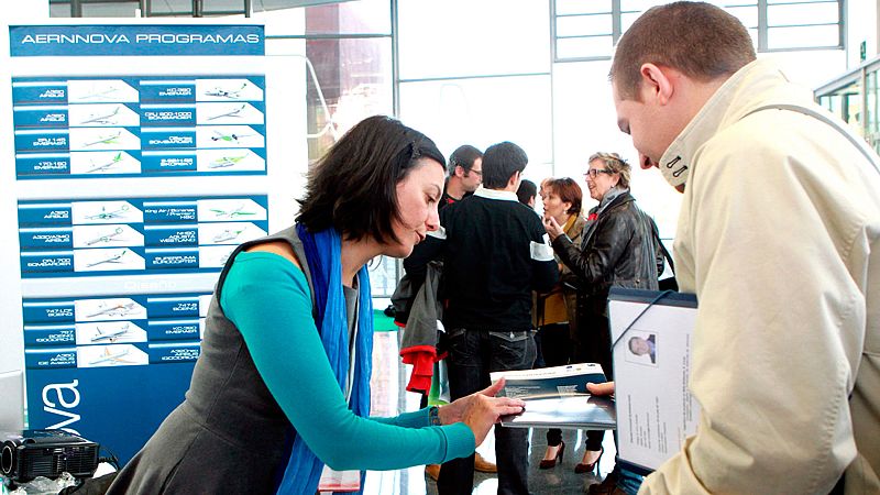 El Gobierno aprueba un plan de choque para reducir en 10 puntos el desempleo entre los jóvenes. 