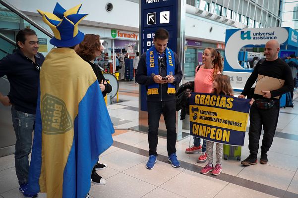 Telediario 1 - Los hinchas de River y Boca se rascan el bolsillo para estar en Madrid