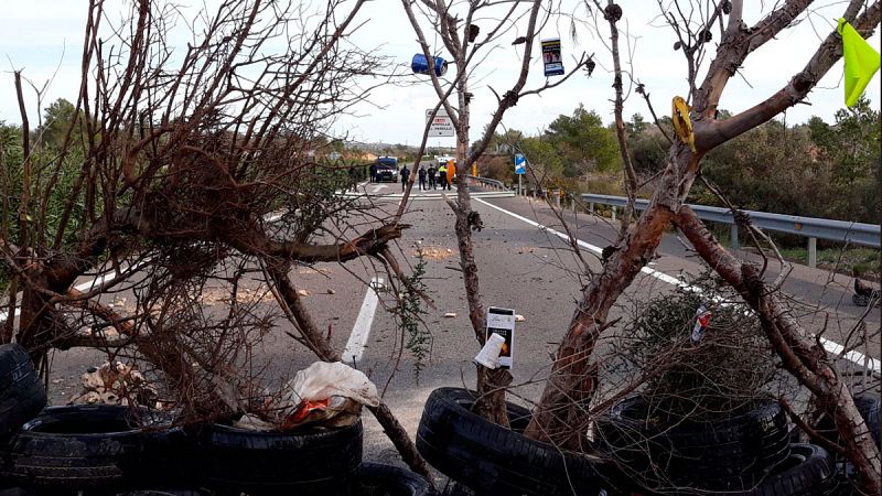 Los CDR cortan la autopista AP-7 a la altura de la Ampolla, enTarragona