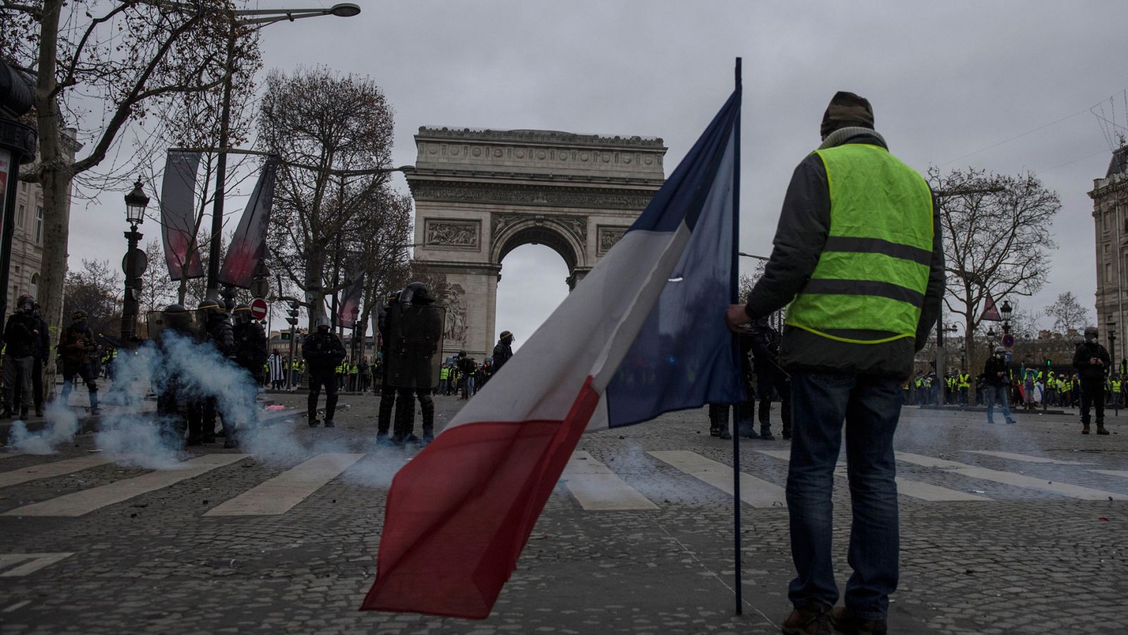 Telediario 1: Cientos de detenidos durante el cuarto sábado de protestas de los 'chalecos amarillos' en París | RTVE Play