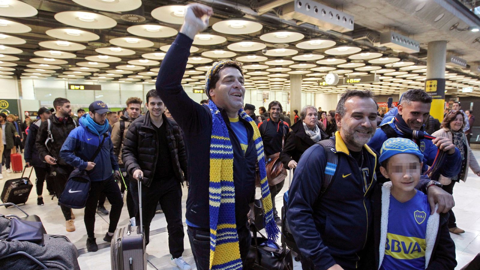 Final Libertadores: La última oleada de aficionados de River y Boca llega sin incidentes a Madrid - Informativo 24h | Ver