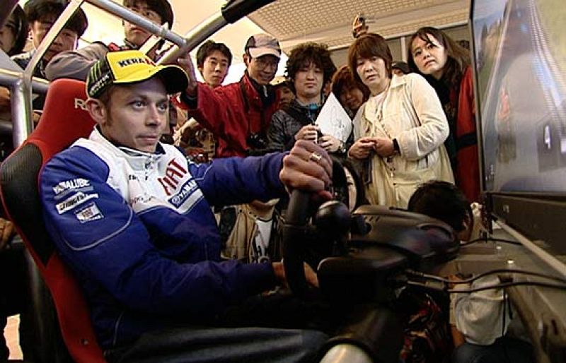 Sorprendimos a Rossi jugando a la videoconsola después de los libres.