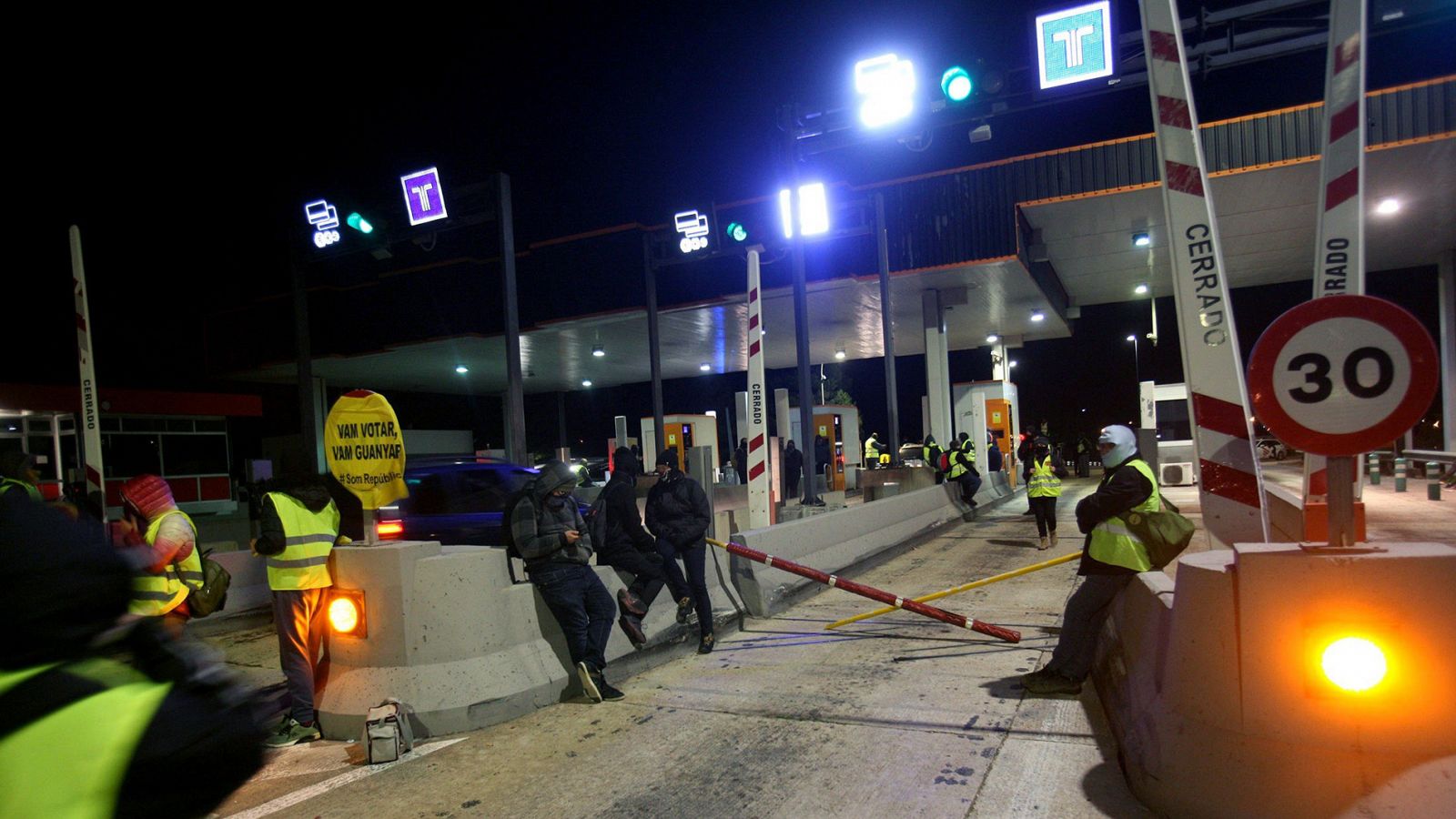 Los CDR levantan los peajes de varias autopistas de Cataluña