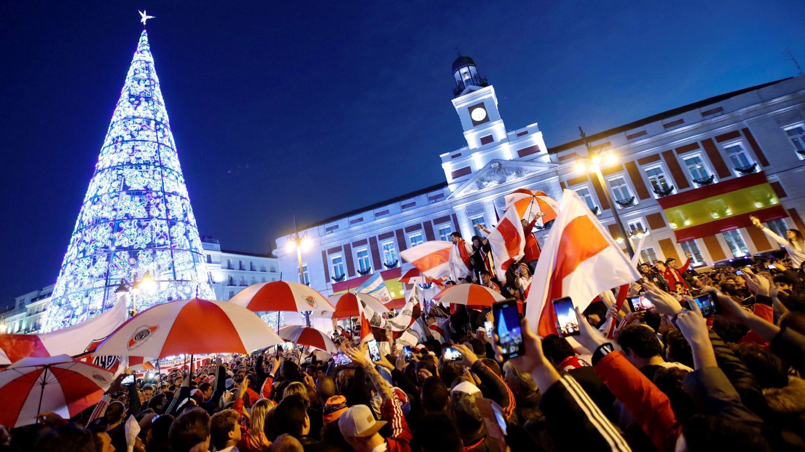 Aficionados del River Plate celebran el triunfo de su equipo en la Puerta del Sol