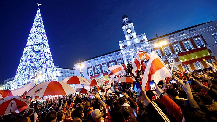 Aficionados del River Plate celebran el triunfo de su equipo en la Puerta del Sol
