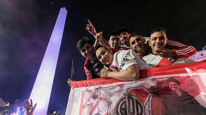 Miles de personas abarrotan el centro de Buenos Aires tras el triunfo del River Plate