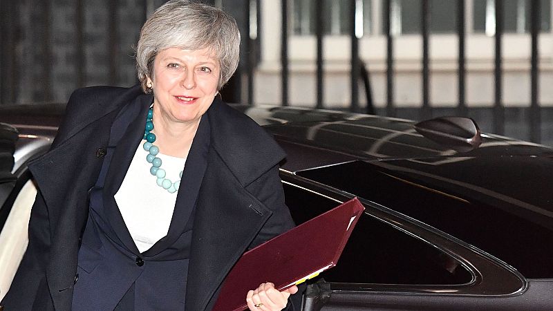 May pospone la votación del 'Brexit' en el Parlamento británico  