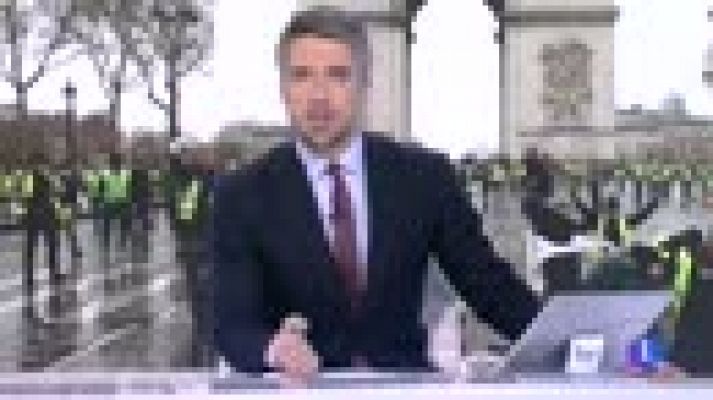 Telediario 1 - Macron anuncia una subida de cien euros del salario mínimo para intentar aplacar a los 'chalecos amarillos'