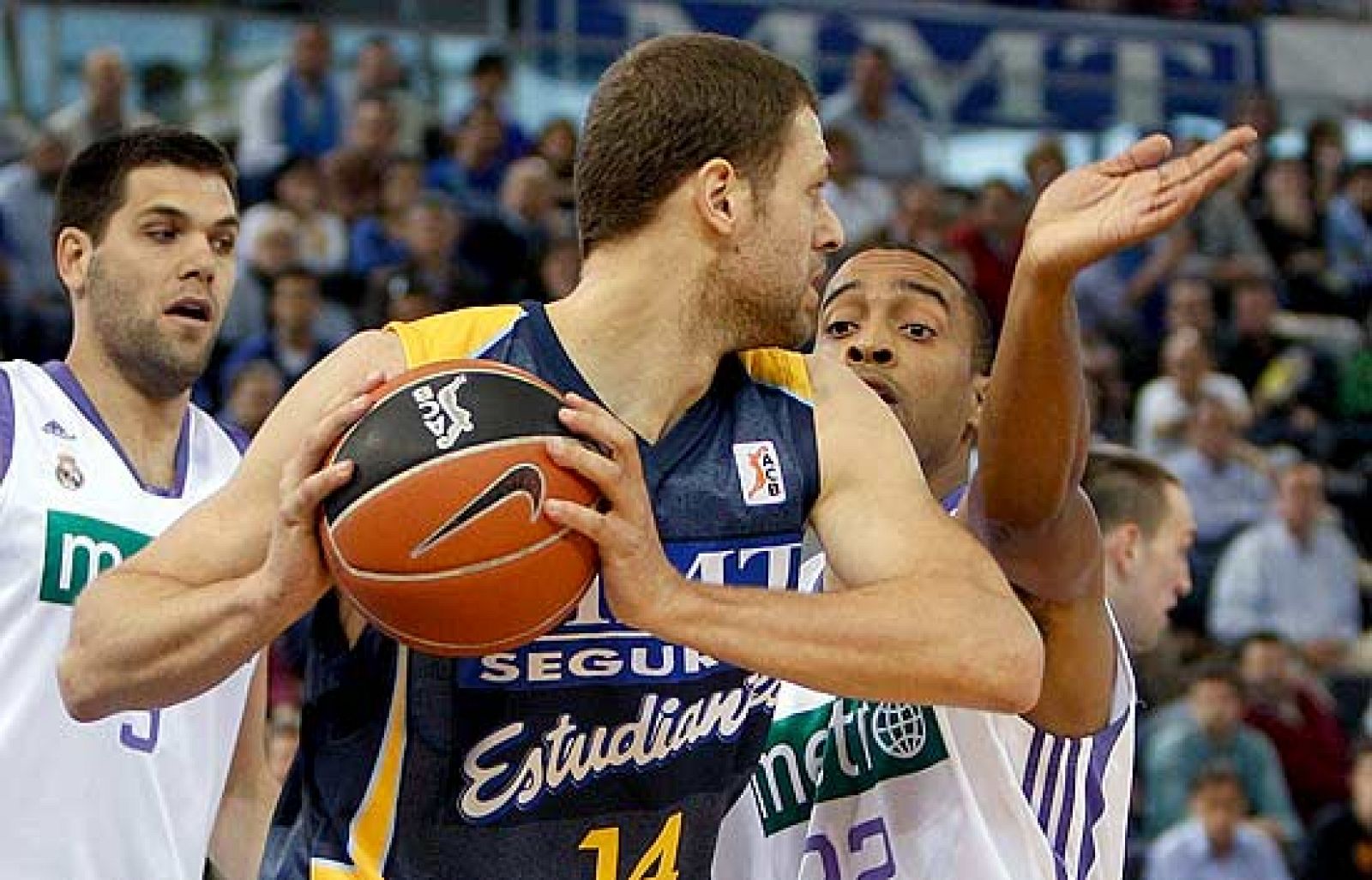 El 'Estu' se salva del descenso